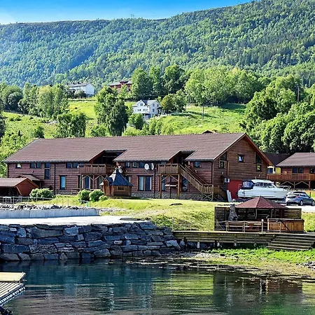 15 Person In Eidsvag-by Traum Eidsvåg