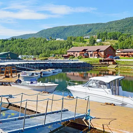 15 Person In Eidsvag-by Traum Eidsvåg